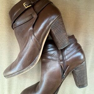 Cole Haan Women’s High Heeled Brown Leather Ankle Boots w/ Gold Buckles (Sz 11)